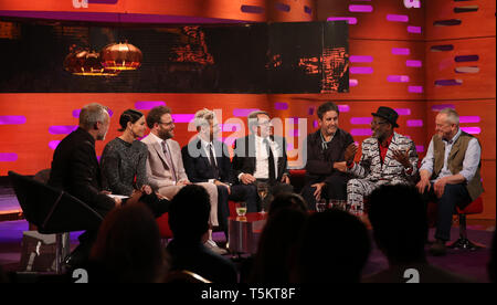 (Von links nach rechts) Host Graham Norton, Charlize Theron, Seth Rogen, Zac Efron, Matthew Broderick, Terry Hall, Lynval, und Horace aus der Specials während der Dreharbeiten für die Graham Norton Show auf BBC Television Centre, Studioworks 6 Wood Lane, London, auf BBC One am Freitag Abend gelüftet zu werden. Stockfoto