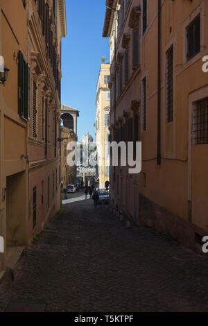 Blick entlang der Via degli Ibernesi zu theTrajan Forum in Rom Stockfoto