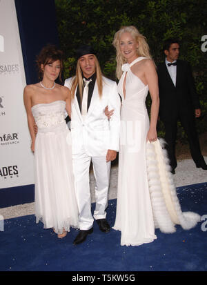 CANNES, Frankreich. Mai 25, 2006: Schauspielerin Sharon Stone (rechts) mit dem Designer JOHN GALLIANO & Datum bei der AmfAR Cinema Against AIDS Gala im Moulin de Mougins Restaurant in Cannes. © 2006 Paul Smith/Featureflash Stockfoto