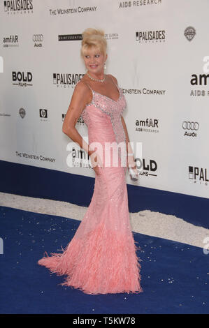 CANNES, Frankreich. Mai 25, 2006: Ivana Trump an der amfAR Cinema Against AIDS Gala im Moulin de Mougins Restaurant in Cannes. © 2006 Paul Smith/Featureflash Stockfoto