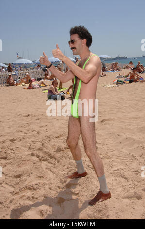 CANNES, Frankreich. 23. Mai 2006: der Komiker Sacha Baron Cohen (alias Ali G und Borat) am Strand in Cannes zu seinem neuen Film "Borat" auf der 59. jährlichen Internationalen Film Festival de Cannes. © 2006 Paul Smith/Featureflash Stockfoto