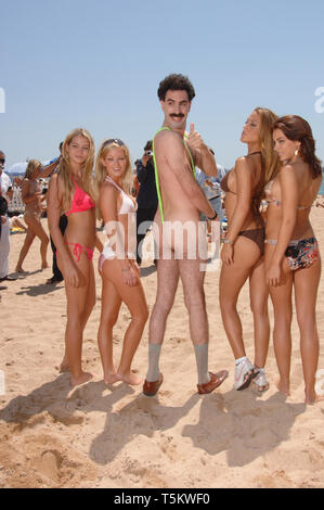 CANNES, Frankreich. 23. Mai 2006: der Komiker Sacha Baron Cohen (alias Ali G und Borat) am Strand in Cannes zu seinem neuen Film "Borat" auf der 59. jährlichen Internationalen Film Festival de Cannes. © 2006 Paul Smith/Featureflash Stockfoto