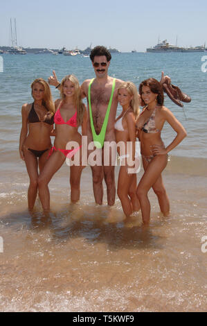 CANNES, Frankreich. 23. Mai 2006: der Komiker Sacha Baron Cohen (alias Ali G und Borat) am Strand in Cannes zu seinem neuen Film "Borat" auf der 59. jährlichen Internationalen Film Festival de Cannes. © 2006 Paul Smith/Featureflash Stockfoto