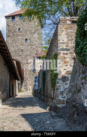 Intramural Schloss Tirol Eingang zu platzieren und Turm. Dorf Tirol bei Meran, Provinz Bozen, Südtirol, Italien. Stockfoto