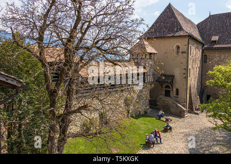 Intramural Schloss Tirol zentralen Platz mit Eingang. Dorf Tirol bei Meran, Provinz Bozen, Südtirol, Italien. Stockfoto