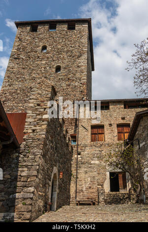 Intramural Schloss Tirol, Detailansicht am Eingang zu platzieren und Turm. Dorf Tirol bei Meran, Provinz Bozen, Südtirol, Italien. Stockfoto