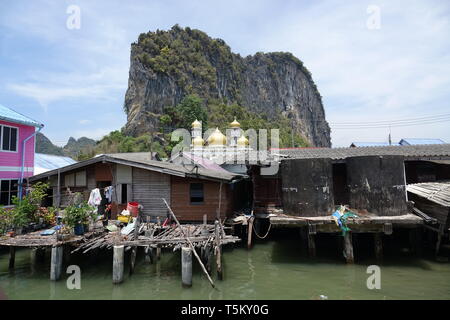 Koh Panyi, Thailand. 06 Mär, 2019. Häuser auf Stelzen gebaut, eine Moschee und Pontons der muslimischen Fischerdorf Koh Panyi. Das Dorf ist komplett auf Stelzen gebaut und schwimmt im Wasser, hat eine Schule, eine Moschee und einen muslimischen Community Center. Die Einwohner sind Muslime meer Nomaden. Quelle: Alexandra Schuler/dpa/Alamy leben Nachrichten Stockfoto