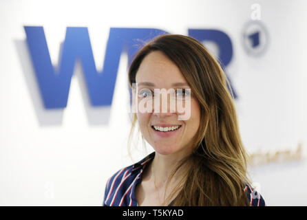 Köln, Deutschland. 25 Apr, 2019. Carolin Kebekus steht im Flur des WDR-Funkhaus. Credit: Oliver Berg/dpa/Alamy leben Nachrichten Stockfoto