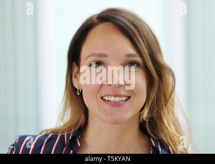 Köln, Deutschland. 25 Apr, 2019. Carolin Kebekus steht im Flur des WDR-Funkhaus. Credit: Oliver Berg/dpa/Alamy leben Nachrichten Stockfoto