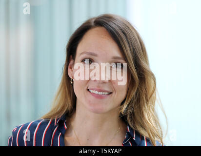 Köln, Deutschland. 25 Apr, 2019. Carolin Kebekus steht im Flur des WDR-Funkhaus. Credit: Oliver Berg/dpa/Alamy leben Nachrichten Stockfoto