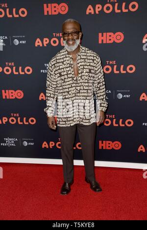 Bebe Winans bei der Ankunft für die Apollo Opening Night Premiere auf dem Tribeca Film Festival, das Apollo Theater, New York, NY, 24. April 2019. Foto: Kristin Callahan/Everett Collection Stockfoto