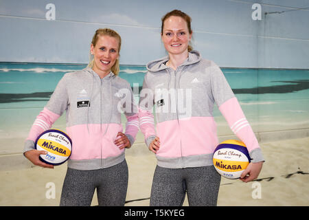 28 März 2019, Hamburg: Karla Borger und Julia Sude (r) aus der Deutschen Beach-Volleyball-Teams bei einem Shooting auf Medien Tag am Olympiastützpunkt in Hamburg. Foto: Christian Charisius/dpa Stockfoto