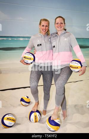 28 März 2019, Hamburg: Karla Borger und Julia Sude (r) aus der Deutschen Beach-Volleyball-Teams bei einem Shooting auf Medien Tag am Olympiastützpunkt in Hamburg. Foto: Christian Charisius/dpa Stockfoto