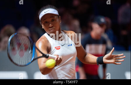 Stuttgart, Deutschland. 25 Apr, 2019. Tennis: WTA-Tour - Porsche Grand Prix in Stuttgart, Singles, Frauen, 2. Runde, Osaka (Japan) - hsieh (Taiwan). Naomi Osaka in Aktion. Credit: Marijan Murat/dpa/Alamy leben Nachrichten Stockfoto