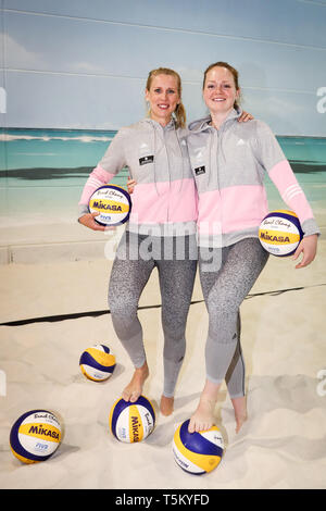 28 März 2019, Hamburg: Karla Borger und Julia Sude (r) aus der Deutschen Beach-Volleyball-Teams bei einem Shooting auf Medien Tag am Olympiastützpunkt in Hamburg. Foto: Christian Charisius/dpa Stockfoto