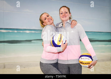 28 März 2019, Hamburg: Karla Borger und Julia Sude (r) aus der Deutschen Beach-Volleyball-Teams bei einem Shooting auf Medien Tag am Olympiastützpunkt in Hamburg. Foto: Christian Charisius/dpa Stockfoto