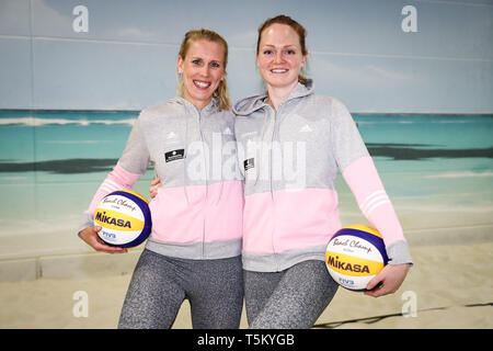 28 März 2019, Hamburg: Karla Borger und Julia Sude (r) aus der Deutschen Beach-Volleyball-Teams bei einem Shooting auf Medien Tag am Olympiastützpunkt in Hamburg. Foto: Christian Charisius/dpa Stockfoto