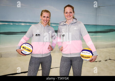 28 März 2019, Hamburg: Karla Borger und Julia Sude (r) aus der Deutschen Beach-Volleyball-Teams bei einem Shooting auf Medien Tag am Olympiastützpunkt in Hamburg. Foto: Christian Charisius/dpa Stockfoto