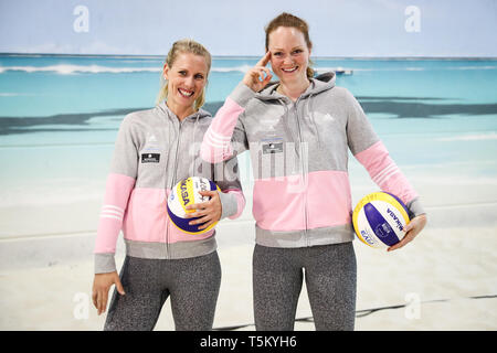 28 März 2019, Hamburg: Karla Borger und Julia Sude (r) aus der Deutschen Beach-Volleyball-Teams bei einem Shooting auf Medien Tag am Olympiastützpunkt in Hamburg. Foto: Christian Charisius/dpa Stockfoto