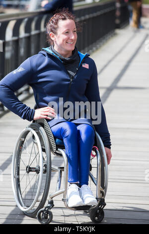 London, Großbritannien. 25. Apr 2019. Tatjana McFadden nimmt an den London Marathon Rollstuhl Athleten Photocall erfolgt außerhalb der Tower Hotel mit Tower Bridge im Hintergrund vor dem Marathon am Sonntag. Credit: Keith Larby/Alamy leben Nachrichten Stockfoto