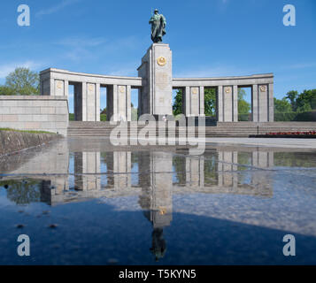 Berlin, Deutschland. 25 Apr, 2019. Das Sowjetische Ehrenmal im Zoo ist in einer Pfütze wider. Foto: Ralf Hirschberger/dpa/Alamy leben Nachrichten Stockfoto