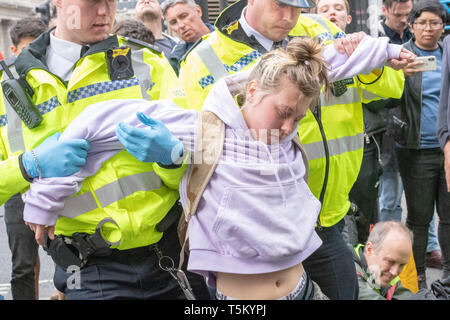 London, Großbritannien. 25. Apr 2019. Polizei nimmt Aussterben Rebellion Demonstranten, die sich in Bank Kreuzung in der Stadt London für die Behinderung von der Autobahn Quelle: Ian Davidson/Alamy leben Nachrichten Stockfoto