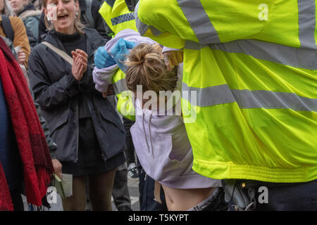 London, Großbritannien. 25. Apr 2019. Polizei nimmt Aussterben Rebellion Demonstranten, die sich in Bank Kreuzung in der Stadt London für die Behinderung von der Autobahn Quelle: Ian Davidson/Alamy leben Nachrichten Stockfoto