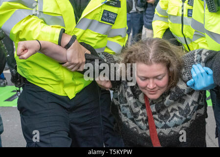 London, Großbritannien. 25. Apr 2019. Polizei nimmt Aussterben Rebellion Demonstranten, die sich in Bank Kreuzung in der Stadt London für die Behinderung von der Autobahn Quelle: Ian Davidson/Alamy leben Nachrichten Stockfoto