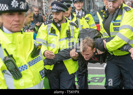 London, Großbritannien. 25. Apr 2019. Polizei nimmt Aussterben Rebellion Demonstranten, die sich in Bank Kreuzung in der Stadt London für die Behinderung von der Autobahn Quelle: Ian Davidson/Alamy leben Nachrichten Stockfoto