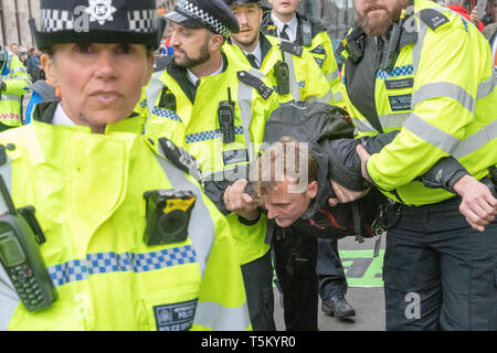 London, Großbritannien. 25. Apr 2019. Polizei nimmt Aussterben Rebellion Demonstranten, die sich in Bank Kreuzung in der Stadt London für die Behinderung von der Autobahn Quelle: Ian Davidson/Alamy leben Nachrichten Stockfoto