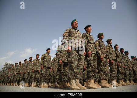 Kabul, Afghanistan. 25 Apr, 2019. Afghanische Armee Kadetten nehmen teil an einer Abschlussfeier in Kabul, der Hauptstadt Afghanistans, den 25. April 2019. Bis zu 1.550 Offiziere, darunter 11 weiblich Kadetten aus Kabul militärischen Training Center (KMTC), eine offizielle graduiert haben, am Donnerstag sagte. Credit: Rahmat Alizadah/Xinhua/Alamy leben Nachrichten Stockfoto