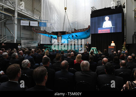 Wolgast, Deutschland. 25 Apr, 2019. Verteidigungsminister Ursula von der Leyen (CDU) spricht sich für eine Korvette K130 auf der Werft Gelände der Peene Werft, die zu der Lürssen Werft Gruppe. Während der feierlichen Zeremonie eine Gedenkmünze und einer Euro-münze sind unter dem Kiel gelegt, eine Tradition. Der Auftrag hat ein Gesamtvolumen von rund zwei Milliarden Euro. Die ersten Schiffe werden sukzessive ab 2022 von der "Arbeitsgemeinschaft K130" geliefert werden. Home port Rostock-Warnemünde. Quelle: Stefan Sauer/dpa/Alamy leben Nachrichten Stockfoto