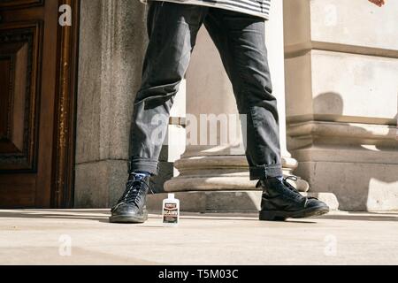 London, Großbritannien. 25 Apr, 2019. Aussterben Rebellion Demonstranten Leim sich außerhalb von HM Treasury, London UK. Quelle: Wladimir Morosow/Alamy leben Nachrichten Stockfoto