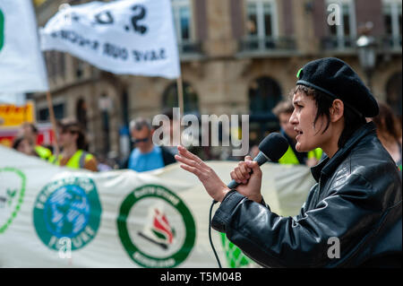 April 25, 2019 - Amsterdam, Nordholland, Niederlande - Ein Aktivist wird gesehen, eine Rede zu Beginn der Demonstration.. Durch die weltweite Schule Streiks für Klima inspiriert, Hunderte von Menschen am Dam Platz versammelt kämpfen für eine Änderung der Klimapolitik und eine bessere Zukunft zu halten. Dieser Streik, der von mehreren Organisationen organisiert war, war auch die größte Bildungsstreik in den Niederlanden. (Bild: © Ana Fernandez/SOPA Bilder über ZUMA Draht) Stockfoto