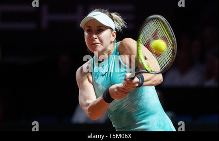 Stuttgart, Deutschland. 25 Apr, 2019. Tennis: WTA-Tour - Porsche Grand Prix in Stuttgart, Singles, Frauen, 2. Runde, Bertens (Niederlande) - bencic (Schweiz). Belinda Bencic in Aktion. Credit: Marijan Murat/dpa/Alamy leben Nachrichten Stockfoto