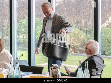 Berlin, Deutschland. 25 Apr, 2019. Christian Lindner, FDP-Vorsitzender, kommt dem Präsidium Sitzung. Sein Stellvertreter Wolfgang Kubicki ist auf der rechten Seite. Credit: Paul Zinken/dpa/Alamy leben Nachrichten Stockfoto