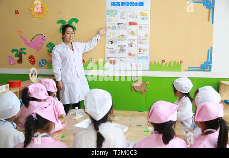 Xingtai, Hebei Provinz Chinas. 25 Apr, 2019. Ein medizinischer Arbeiter erklärt Wissen über die Impfung von Kindern in ein Gesundheitszentrum in Xingtai Dongguocun Gemeinde, die in der Stadt, im Norden der chinesischen Provinz Hebei, 25. April 2019. Donnerstag ist der Tag der Kinder Impfung in China. Credit: Zhang Chi/Xinhua/Alamy leben Nachrichten Stockfoto