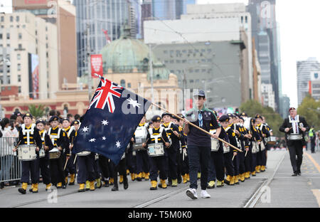 Melbourne, Australien. 25 Apr, 2019. Teilnehmer März in Melbourne, Australien, 25. April 2019. Jedes Jahr am 25. April gefeiert, Anzac Day ist Australiens und Neuseelands nationaler Tag des Gedenkens an die Mitarbeiter, die serviert und starb in Kriege, Konflikte und friedenserhaltende Maßnahmen. Credit: Bai Xuefei/Xinhua/Alamy leben Nachrichten Stockfoto