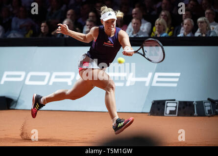 Stuttgart, Deutschland. 25 Apr, 2019. Tennis: WTA-Tour - Porsche Grand Prix in Stuttgart, Singles, Frauen, 2. Runde, Petkovic (Deutschland) - Kerber (Deutschland). Angelique Kerber in Aktion. Credit: Marijan Murat/dpa/Alamy leben Nachrichten Stockfoto