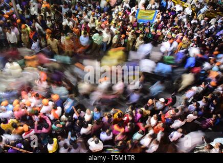 Varanasi, Uttar Pradesh, Indien. 25 Apr, 2019. Varanasi: Bhartya Janta Party (BJP) leader und indischen Ministerpräsidenten Narendra Modi Teil in einer Road Show in Varanasi, Uttar Pradesh, Indien, 25. April 2019 übernehmen. Ministerpräsident Narendra Modi wird Datei seiner Wahl Ernennung am 26. April, von Varanasi Wahlkreis für die parlamentarische oder allgemeinen Wahlen für Indien 545 - Mitglied der Bundestag oder Lok Sabha, die alle fünf Jahre gehalten wird. Credit: Prabhat Kumar Verma/ZUMA Draht/Alamy leben Nachrichten Stockfoto