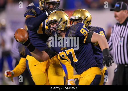 Dezember 12, 2014 - Orlando, Florida, USA - St. Thomas von Aquin defensive lineman Nicholas (Nick) Bosa (97) Während der Florida State High School Class 7 der Staat Meisterschaftspiel bei den Citrus Bowl am Dez. 12, 2014 in Orlando, Florida. Bosa, der an der Ohio State College Football zu spielen, wird erwartet, um in der Spitze der NFL Draft zu sein ...Â© 2014 Scott Miller, A., (Credit Bild: © Scott Miller, A./ZUMA Draht) Stockfoto