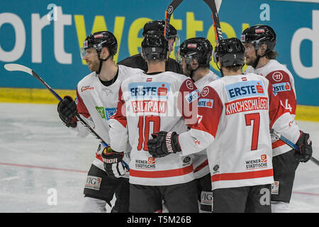 Regensburg, Deutschland. 25 Apr, 2019. Eishockey: Länderspiel Deutschland - Österreich in der donau-arena. Das Team von Österreich jubelt nach dem Tor zum 2:1 gegen Deutschland. Foto: Armin Weigel/dpa/Alamy leben Nachrichten Stockfoto