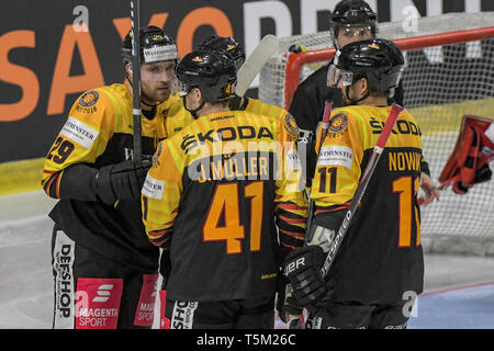 Regensburg, Deutschland. 25 Apr, 2019. Eishockey: Länderspiel Deutschland - Österreich in der donau-arena. Das Team von Deutschland jubelt nach dem Tor zum 2:0 gegen Österreich. Foto: Armin Weigel/dpa/Alamy leben Nachrichten Stockfoto