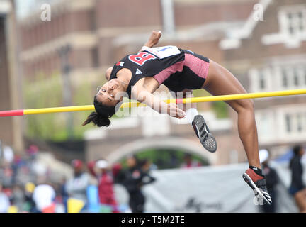 Philadelphia, Pennsylvania, USA. 25 Apr, 2019. COURTNEY CAMPBELL (15) Sieger der Hohe der Hochschule Frauen springen in Aktion an den Penn Relays gehalten an Franklin Feld. Credit: Ricky Fitchett/ZUMA Draht/Alamy leben Nachrichten Stockfoto