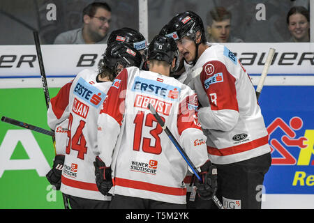 Regensburg, Deutschland. 25 Apr, 2019. Eishockey: Länderspiel Deutschland - Österreich in der donau-arena. Das Team von Österreich jubelt nach dem Ziel zu 2-2 gegen Deutschland. Foto: Armin Weigel/dpa/Alamy leben Nachrichten Stockfoto