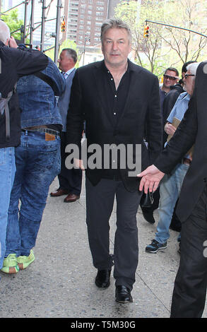 New York, USA. 25. Apr 2019. Alec Baldwin besuchen Tribeca Film Festival Mittagessen im Tribeca Gill in New York New York, USA. 25. Apr 2019. Credit: RW/MediaPunch Credit: MediaPunch Inc/Alamy leben Nachrichten Stockfoto