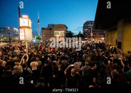Berlin, Deutschland. 25 Apr, 2019. Zahlreiche Menschen Video der Band Rammstein singen 'Radio', an der Ecke Torstraße/Prenzlauer Allee. Credit: Christoph Soeder/dpa/Alamy leben Nachrichten Stockfoto