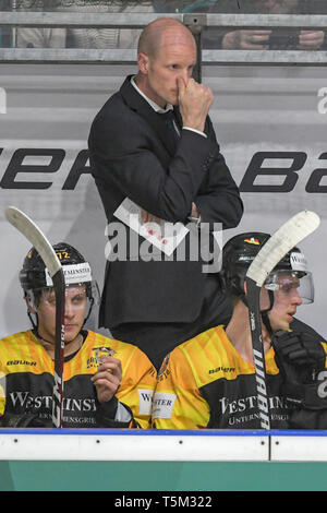 Regensburg, Deutschland. 25 Apr, 2019. Eishockey: Länderspiel Deutschland - Österreich in der donau-arena. Trainer Toni Söderholm Deutschland steht hinter seiner Mannschaft. Foto: Armin Weigel/dpa/Alamy leben Nachrichten Stockfoto