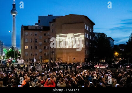 Berlin, Deutschland. 25 Apr, 2019. Zahlreiche Menschen Video der Band Rammstein singen 'Radio', an der Ecke Torstraße/Prenzlauer Allee. Credit: Christoph Soeder/dpa/Alamy leben Nachrichten Stockfoto