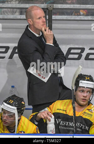 Regensburg, Deutschland. 25 Apr, 2019. Eishockey: Länderspiel Deutschland - Österreich in der donau-arena. Trainer Toni Söderholm Deutschland steht hinter seiner Mannschaft. Foto: Armin Weigel/dpa/Alamy leben Nachrichten Stockfoto